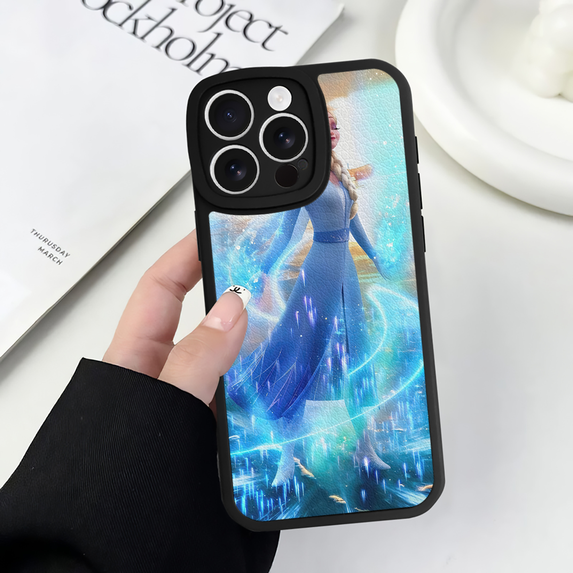 （画像用） アナと雪の女王 アンナ エルサ Frozen Anna Elsa 【iPhone 16シリーズ対応】シリコンスマホケース（レザー調） 材質：シリコン